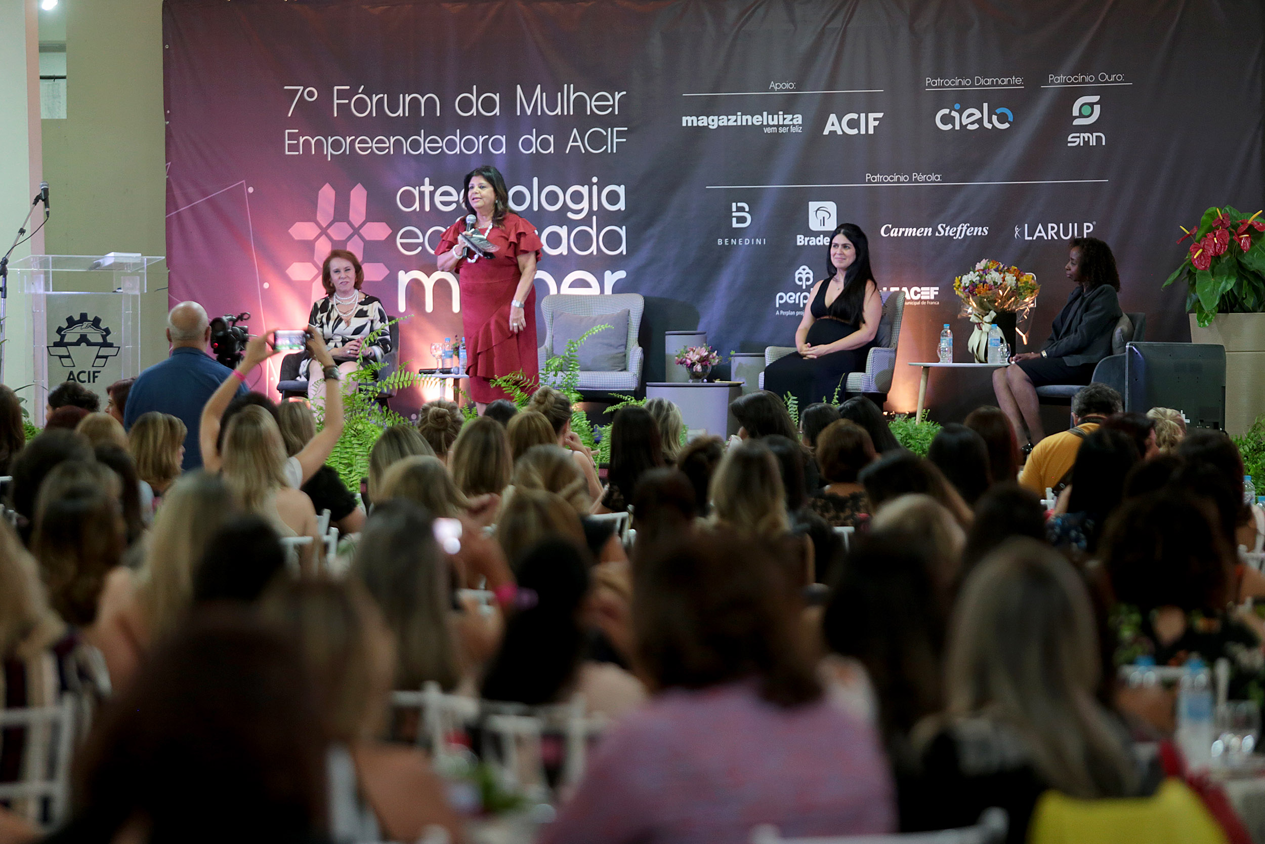 Luiza Helena Trajano e convidadas durante o evento (Foto: Wilker Maia/ACIF)